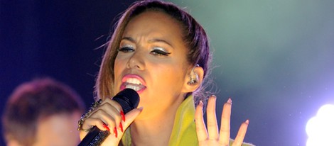 Leona Lewis actuando tras encender las luces de Navidad de Londres