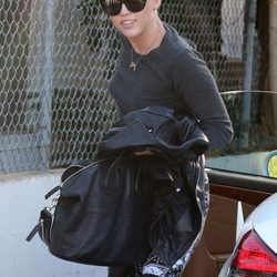 Miley Cyrus en Burbank con gafas de sol