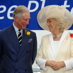 Carlos de Inglaterra y Camilla Parker, muy cómplices en la Melbourne Cup 2012