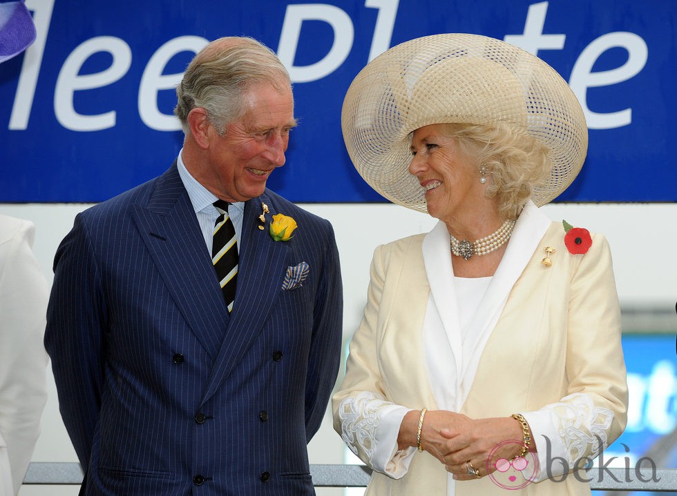 Carlos de Inglaterra y Camilla Parker, muy cómplices en la Melbourne Cup 2012