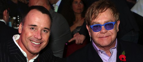 David Furnish y Elton John en la gala Music Industry Trusts Awards 2012