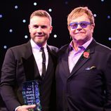 Elton John entrega el Premio Music Industry 2012 a Gary Barlow