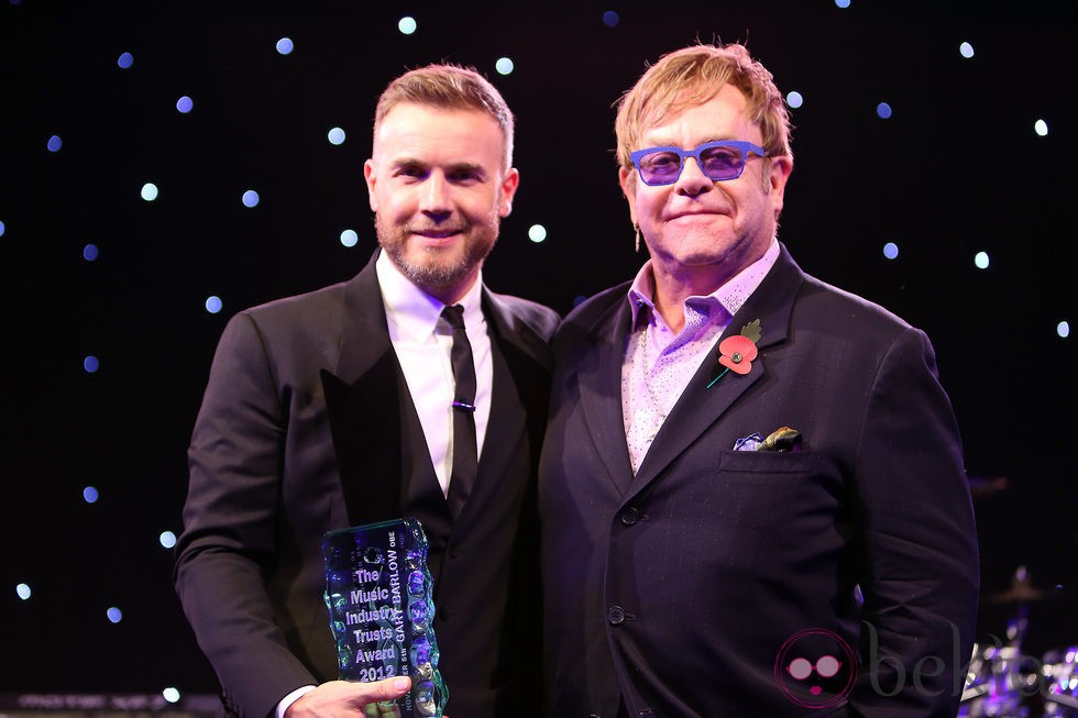 Elton John entrega el Premio Music Industry 2012 a Gary Barlow