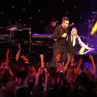 Robbie Williams y Gary Barlow en la gala Music Industry Trusts Awards 2012