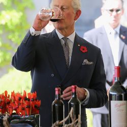 El Príncipe Carlos de Inglaterra bebiendo vino en Australia