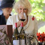 Camilla Parker sonriendo antes de beber vino en Australia