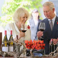 El Príncipe Carlos y Camilla Parker sostienen una copa de vino cada uno en Australia