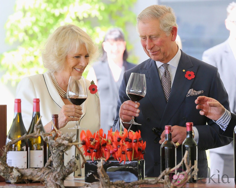 El Príncipe Carlos y Camilla Parker sostienen una copa de vino cada uno en Australia