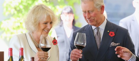 El Príncipe Carlos y Camilla Parker sostienen una copa de vino cada uno en Australia