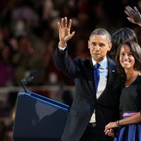 Barack Obama camina acompañado de su hija Malia