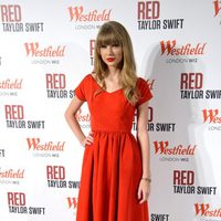 Taylor Swift enciende las luces de Navidad del centro comercial Westfield de Londres