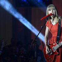 Taylor Swift actuando tras encender las luces de Navidad de Westfield