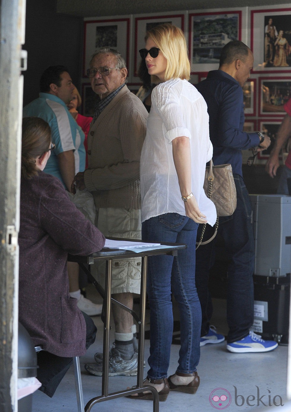 January Jones esperando para votar