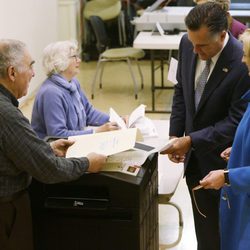 Mitt Romney y su mujer Ann ejercen su derecho a voto