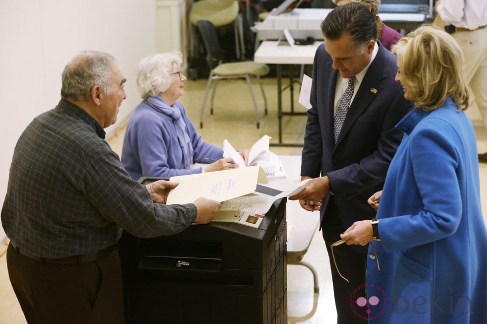 Mitt Romney y su mujer Ann ejercen su derecho a voto