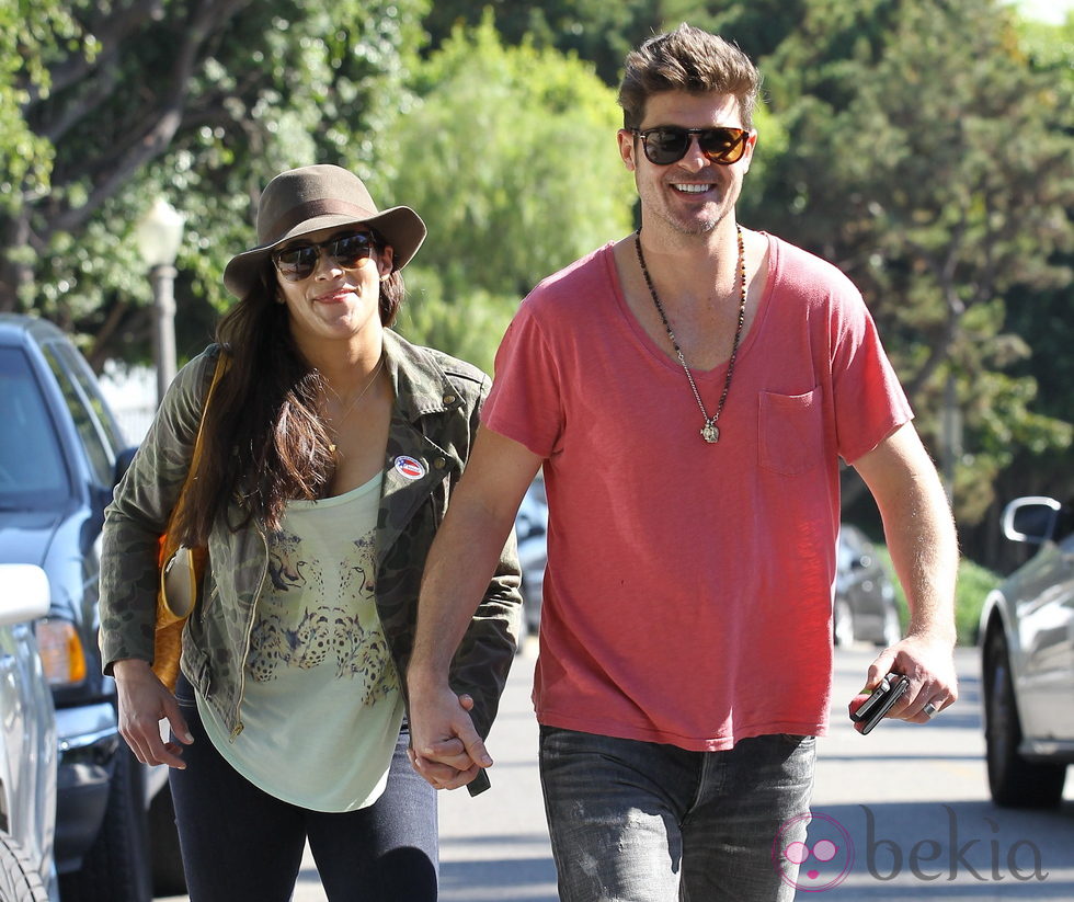 Robin Thicke y Paula Patton después de votar