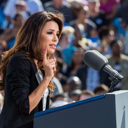 Eva Longoria dando un discurso en la campaña electoral de Obama