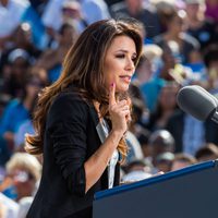 Eva Longoria dando un discurso en la campaña electoral de Obama