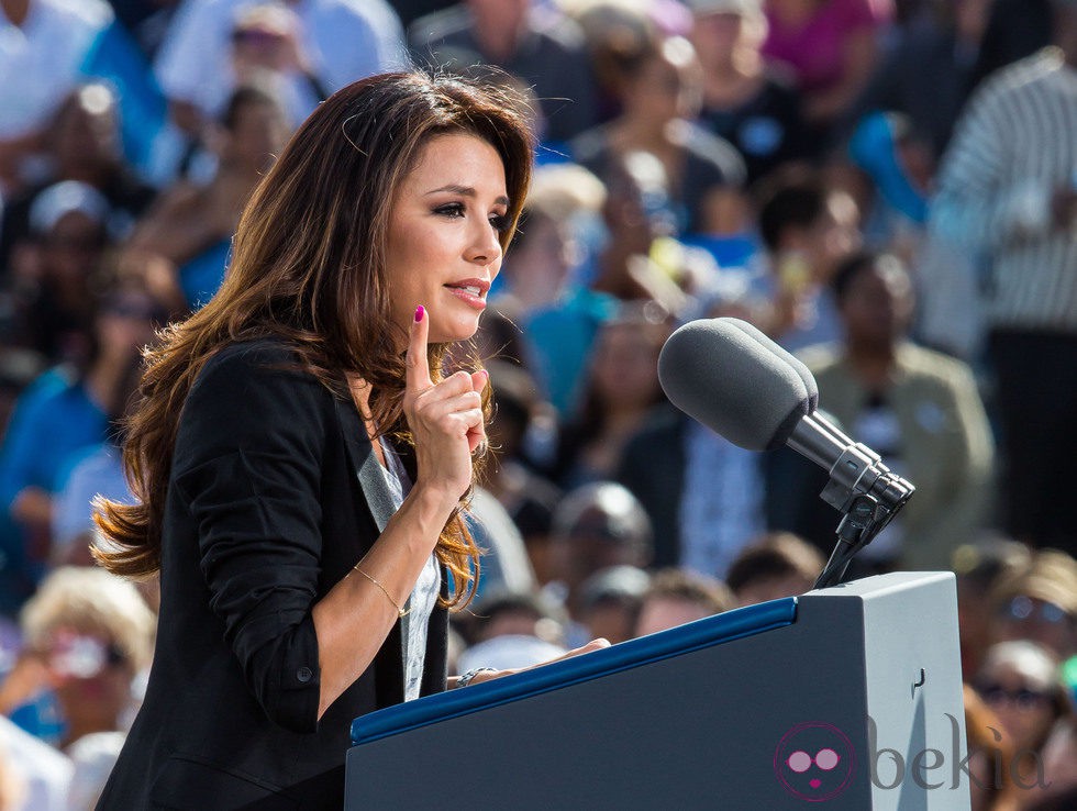 Eva Longoria dando un discurso en la campaña electoral de Obama