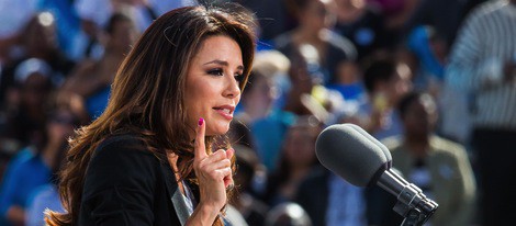 Eva Longoria dando un discurso en la campaña electoral de Obama