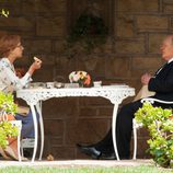 Helen Mirren y Anthony Hopkins conversan en el jardín en 'Hitchcock'