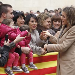 La Princesa Letizia saluda a unos niños durante su visita a Alcañiz