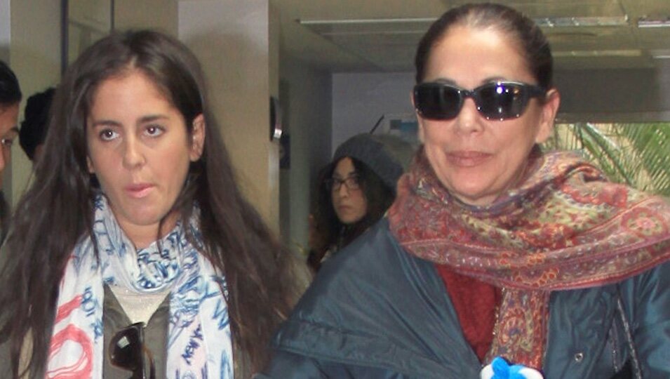 Isabel Pantoja sale del hospital tras ser abuela junto a su sobrina Anabel Pantoja