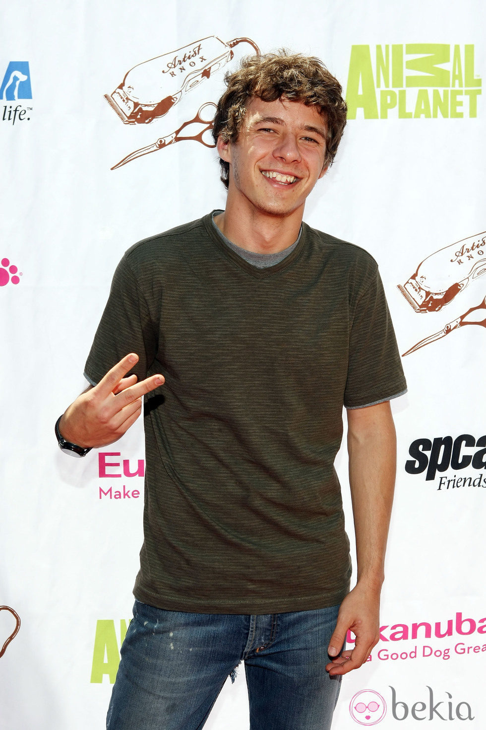 Matthew Underwood posa sonriente en un photocall 