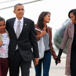 Barack y Michelle Obama, Malia y Sasha regresan a la Casa Blanca