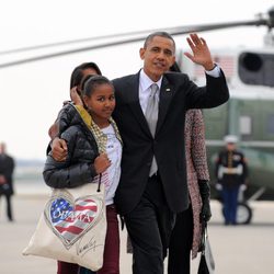 Obama agarrado a su hija Sasha al aterrizar en Washington