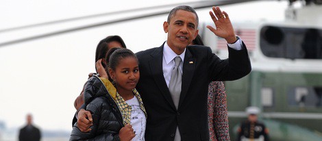 Obama agarrado a su hija Sasha al aterrizar en Washington