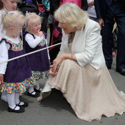 La Duquesa de Cornualles hablando con unas niñas en Tasmania