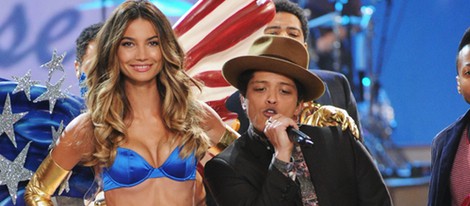 Lily Aldridge y Bruno Mars en el Victoria's Secret Fashion Show 2012