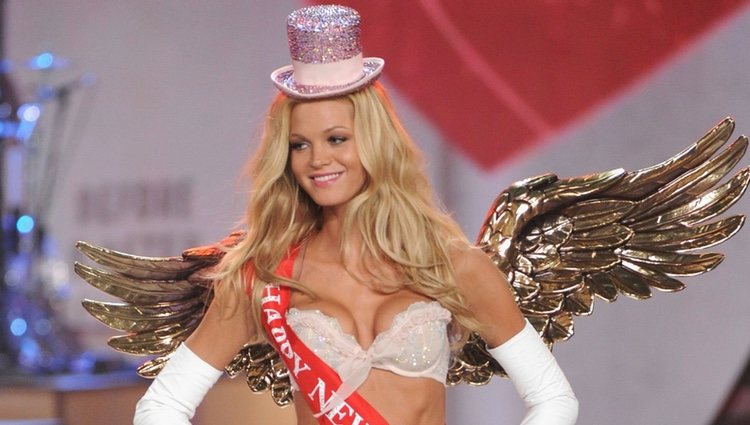 Erin Heatherton en el Victoria's Secret Fashion Show 2012