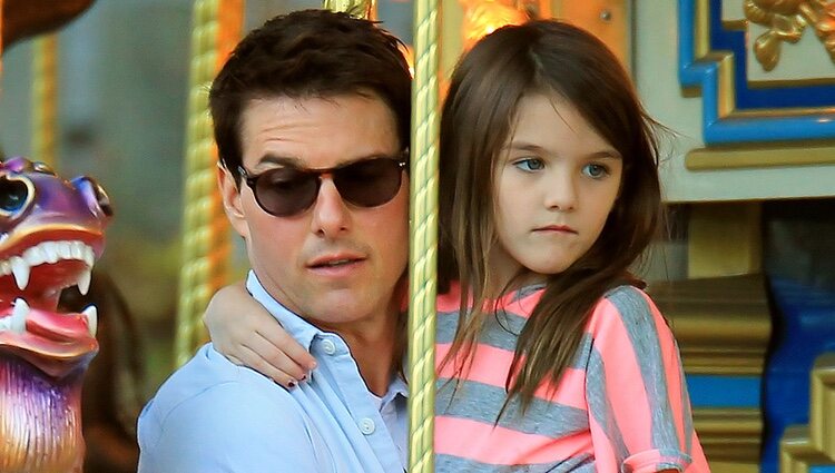 Tom Cruise con Suri en brazos en un tiovivo