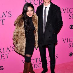 Vanessa Hudgens con su novio en el desfile de Victoria´s Secret