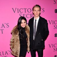 Vanessa Hudgens con su novio en el desfile de Victoria´s Secret