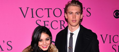 Vanessa Hudgens con su novio en el desfile de Victoria´s Secret