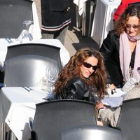 Telma Ortiz comiendo en Barcelona con su madre Paloma Rocasolano y su abuelo