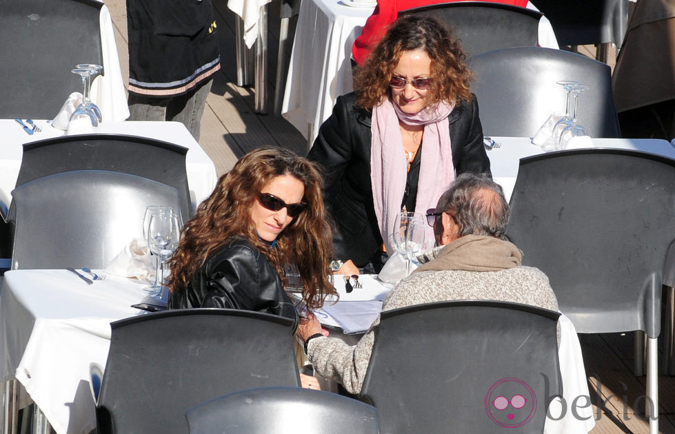 Telma Ortiz comiendo en Barcelona con su madre Paloma Rocasolano y su abuelo