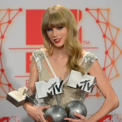 Taylor Swift posa con sus tres premios obtenidos en los MTV EMA 2012