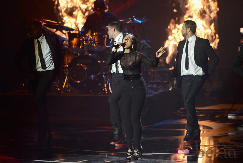 Alicia Keys durante su actuación en los MTV Europe Music Awards 2012