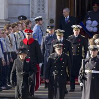 La Reina Isabel y los Príncipes Felipe, Eduardo, Miguel, Guillermo y Andrés en el homenaje a los caídos