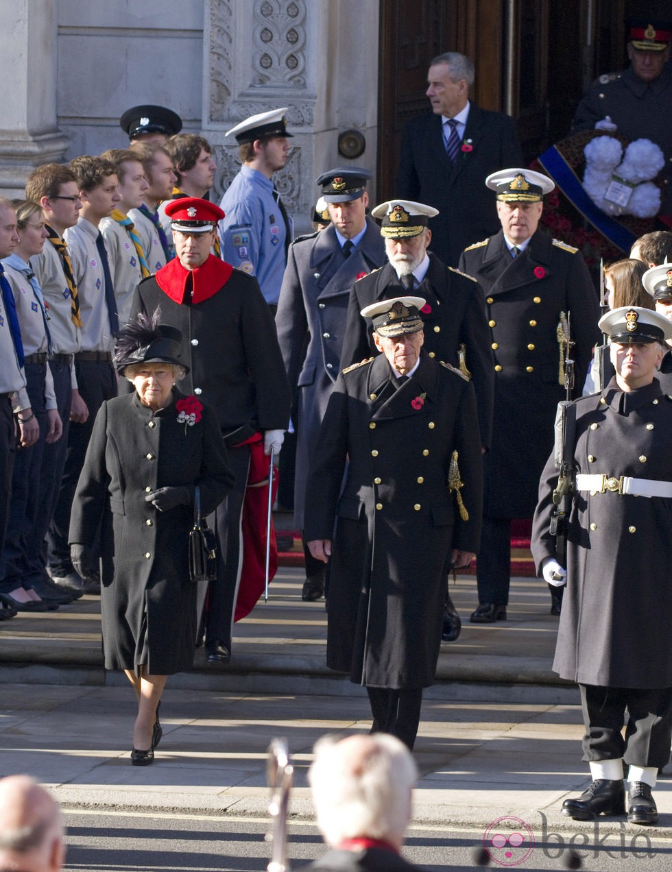 La Reina Isabel y los Príncipes Felipe, Eduardo, Miguel, Guillermo y Andrés en el homenaje a los caídos