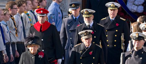 La Reina Isabel y los Príncipes Felipe, Eduardo, Miguel, Guillermo y Andrés en el homenaje a los caídos