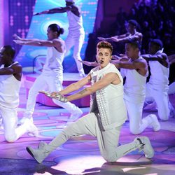 Justin Bieber actuando en el desfile de Victoria's Secret