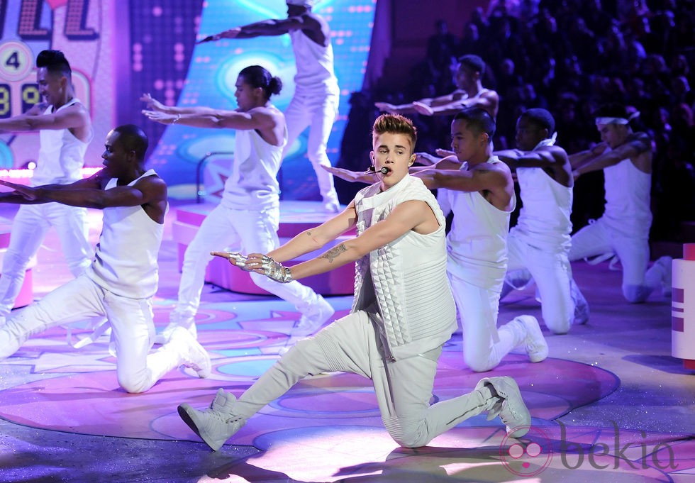 Justin Bieber actuando en el desfile de Victoria's Secret