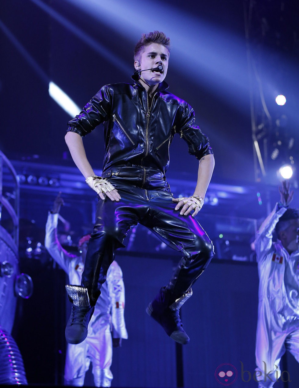 Justin Bieber saltando en un concierto