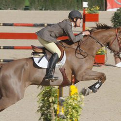 La Infanta Elena compitiendo en el Concurso de Saltos de Sevilla 2012