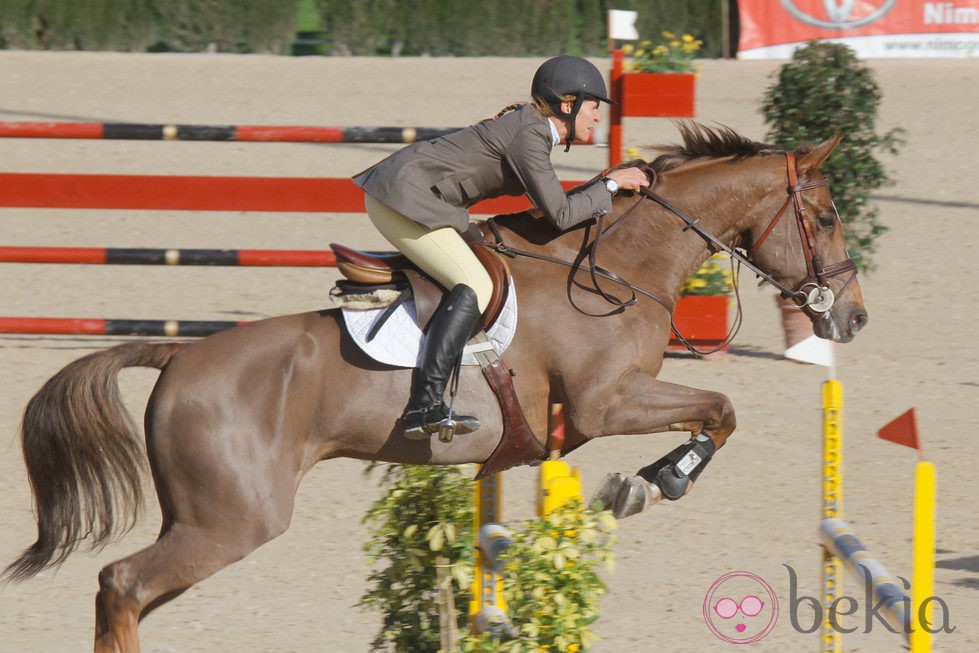 La Infanta Elena compitiendo en el Concurso de Saltos de Sevilla 2012